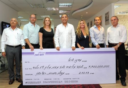 בתמונה מימין לשמאל: שלום שי מחברת דונה, גיא לוי מגיא ודורון לוי, דורית סדן משיכון ובינוי, אלי אביסרור מאביסרור משה ובניו, טלי כהן משפיר מגורים ובנין, עפר מנקס מקבוצת פרץ לוזון בנין ופיתוח. צילום כפיר סיוון afeq91013