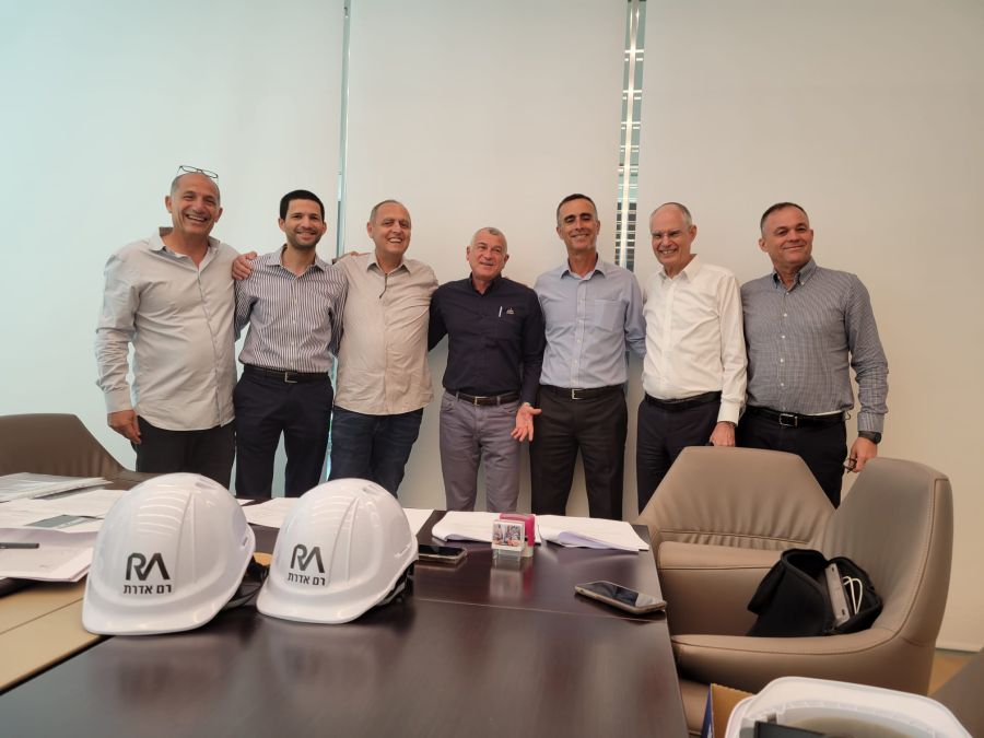 מנורה ורם אדרת - חתימה על הסכם רכישה צילום יחצ