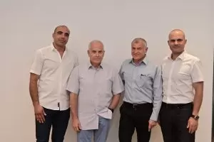 בסט ומנורה צילום יוסי זליגר